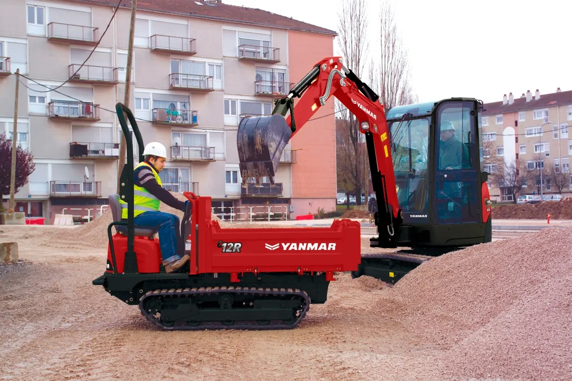 Dumper Yanmar C12R-C cargado por una miniexcavadora Yanmar en obra