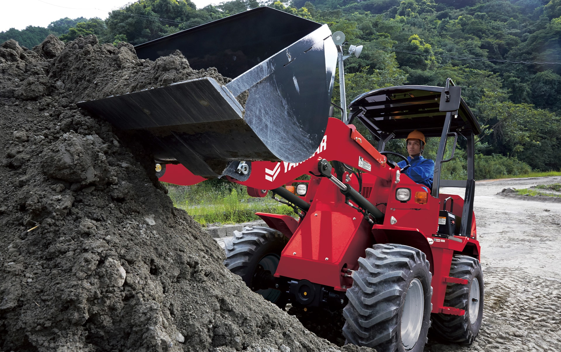Minicargador Yanmar V4-7 cargando tierra en obra